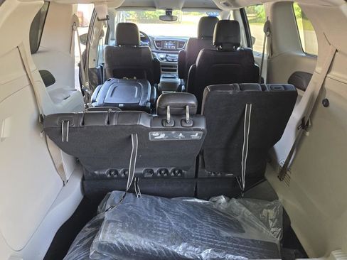 Used 2020 Chrysler Pacifica Touring-L FWD image 11