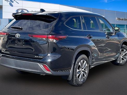 Used 2024 Toyota Highlander XLE image 2