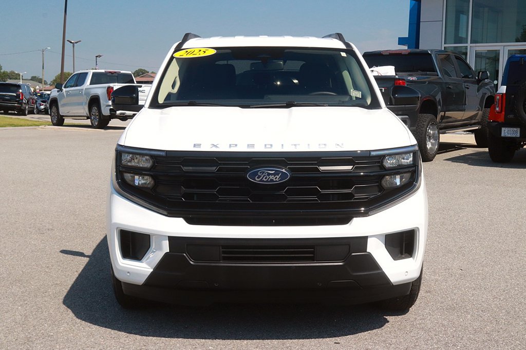 Used 2025 Ford Expedition Active RWD image 2