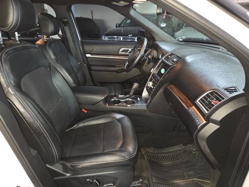 Used 2017 Ford Explorer Limited image 32