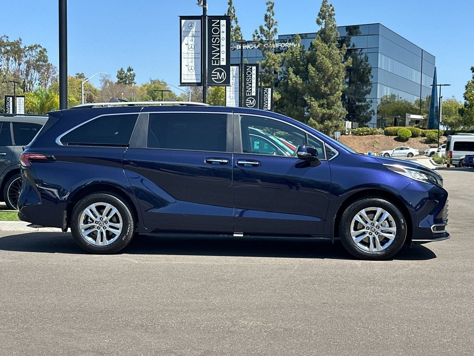 Used 2026 Toyota Sienna Limited FWD image 2