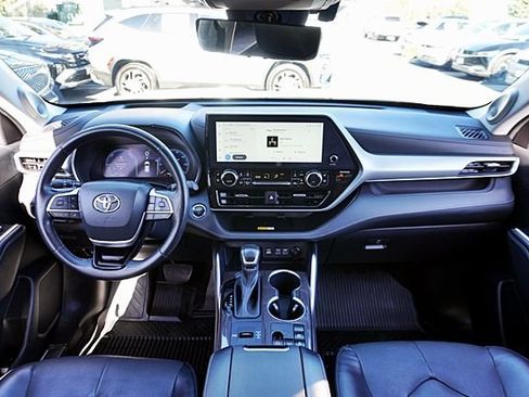 Used 2023 Toyota Highlander Platinum FWD image 21
