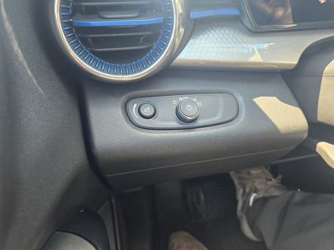 Used 2024 Chevrolet Trax LT FWD image 15
