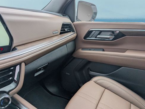 New 2025 Chevrolet Suburban High Country image 32