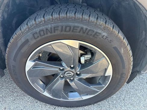 Used 2024 Nissan Rogue SV FWD image 2