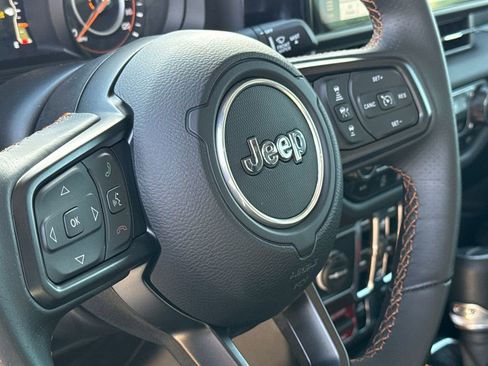 Used 2025 Jeep Gladiator Mojave AWD/4WD image 29