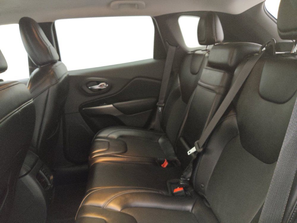 Used 2019 Jeep Cherokee Latitude Plus w/ Comfort/Convenience Group FWD image 18