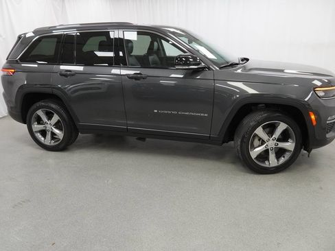 Certified 2022 Jeep Grand Cherokee Limited w/ Luxury Tech Group II image 10