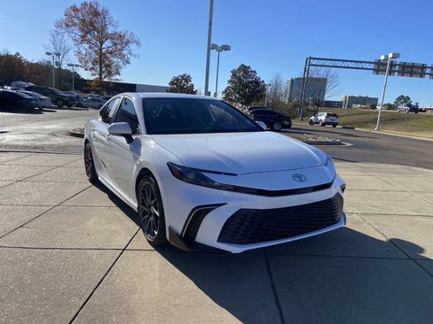 Used 2025 Toyota Camry SE image 2