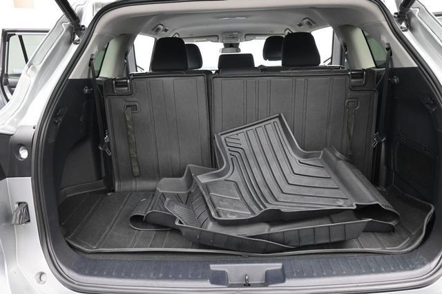 Used 2023 Toyota Highlander LE AWD/4WD image 30