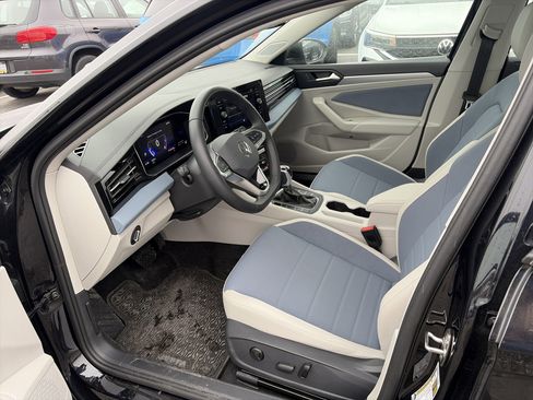 Certified 2025 Volkswagen Jetta SE image 9