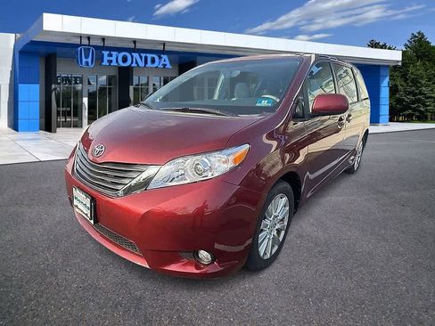 Used 2012 Toyota Sienna XLE image 1