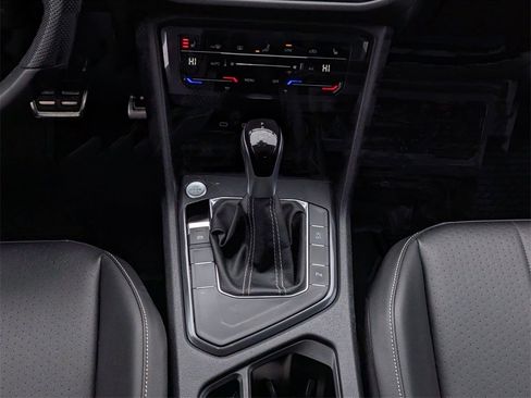 Used 2022 Volkswagen Tiguan SE R-Line image 14