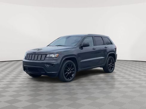 Used 2017 Jeep Grand Cherokee Altitude image 4