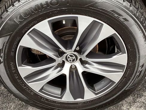 Used 2020 Toyota Highlander XLE image 28