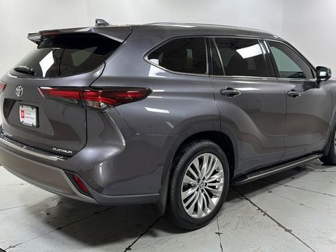 Used 2024 Toyota Highlander Platinum image 5