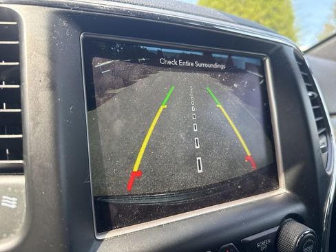 Used 2018 Jeep Grand Cherokee Laredo image 12