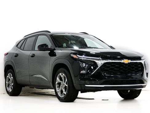 Used 2025 Chevrolet Trax LT FWD image 1