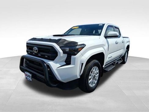 Used 2025 Toyota Tacoma SR5 AWD/4WD image 4