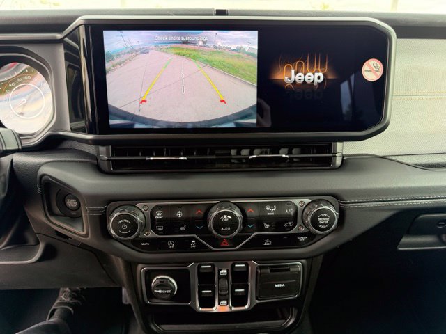 Used 2025 Jeep Wrangler Unlimited Sahara AWD/4WD image 22