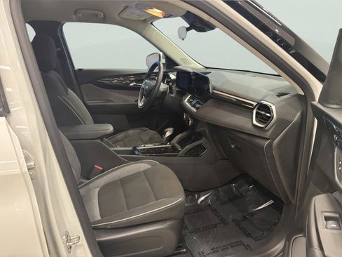 Used 2025 Chevrolet TrailBlazer LT w/ LT Cold Weather Package image 14