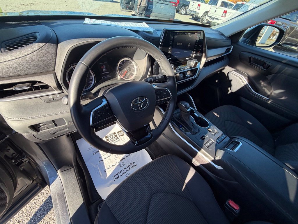 Used 2021 Toyota Highlander LE AWD/4WD image 12