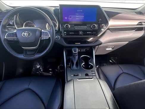 Used 2023 Toyota Highlander XLE image 19