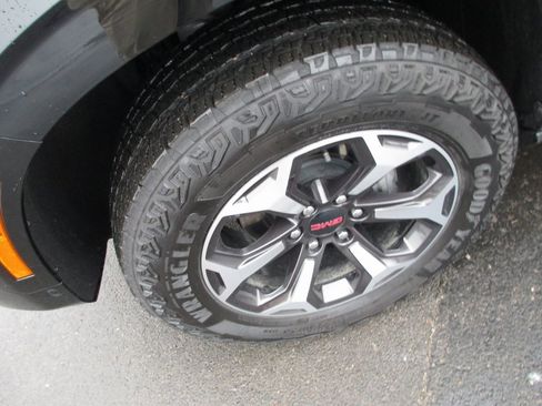 Used 2025 GMC Yukon AT4 Ultimate image 12