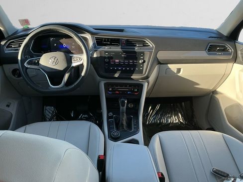 Used 2022 Volkswagen Tiguan SE w/ Panoramic Sunroof Package image 10