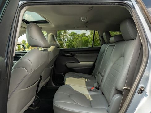 Used 2021 Toyota Highlander XLE FWD image 14