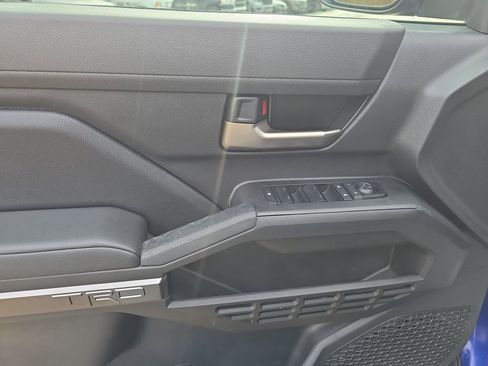 Used 2025 Toyota Tacoma TRD Sport image 12