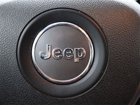 Used 2018 Jeep Grand Cherokee Altitude image 28