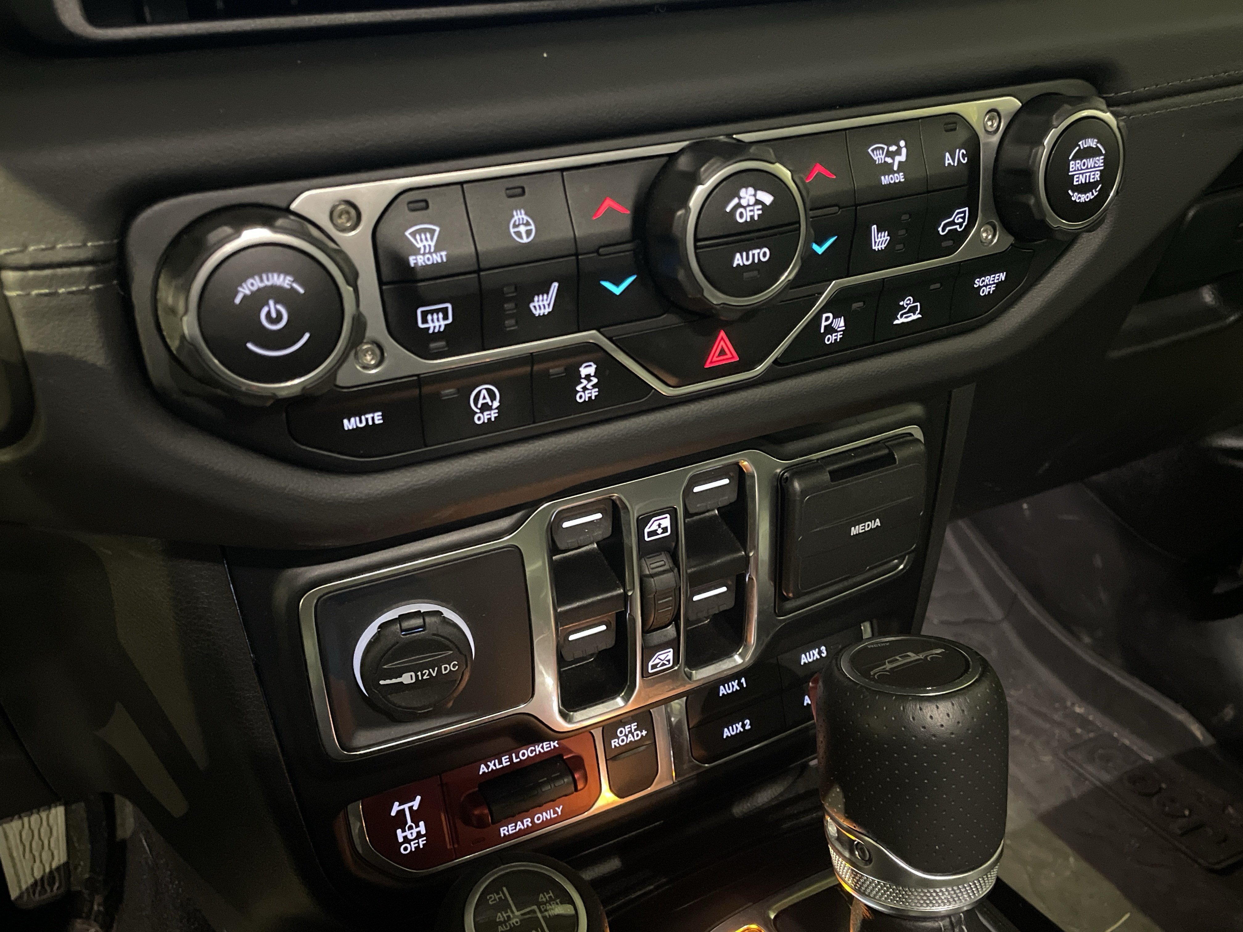 Used 2024 Jeep Gladiator Mojave AWD/4WD image 30