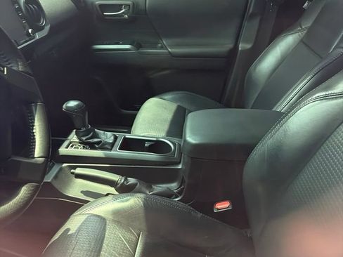 Used 2021 Toyota Tacoma TRD Off-Road w/ TRD Premium Off Road Package AWD/4WD image 7