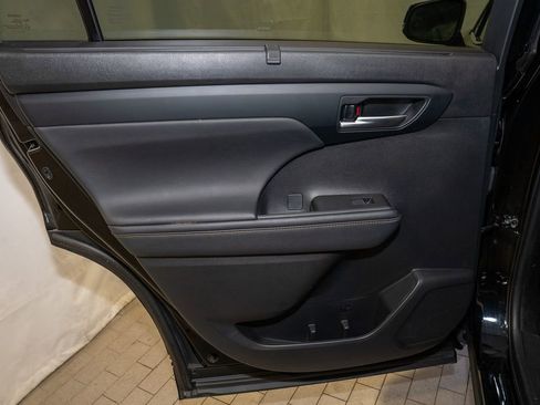 Used 2023 Toyota Highlander Bronze Edition image 12