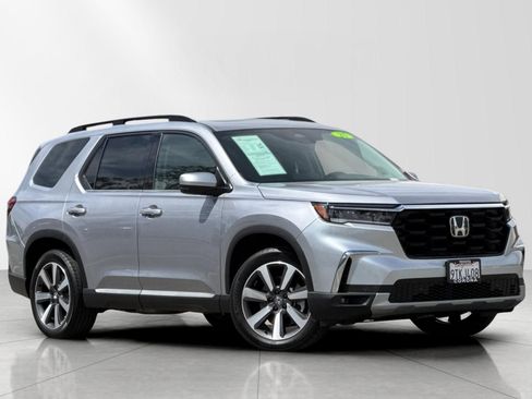Used 2025 Honda Pilot Touring image 1