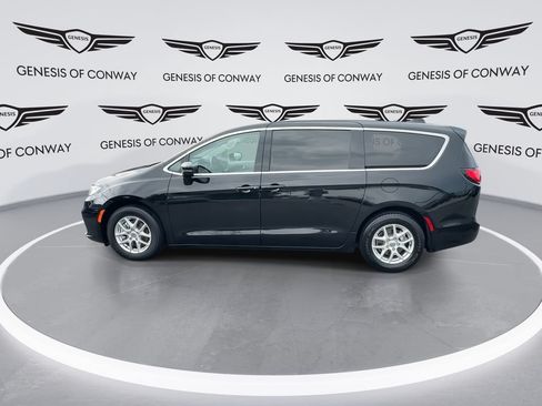 Used 2024 Chrysler Pacifica Touring-L FWD image 5