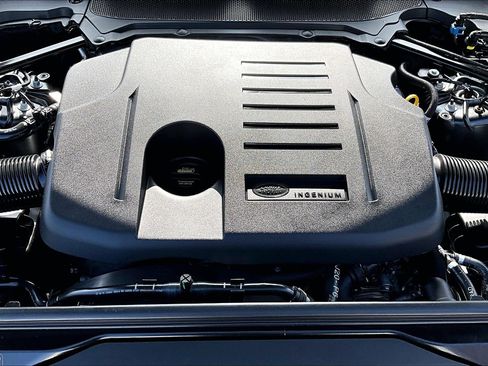 Used 2024 Land Rover Discovery Metropolitan Edition image 32