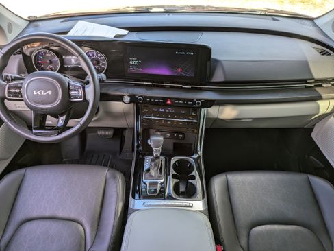 Used 2024 Kia Carnival EX image 18
