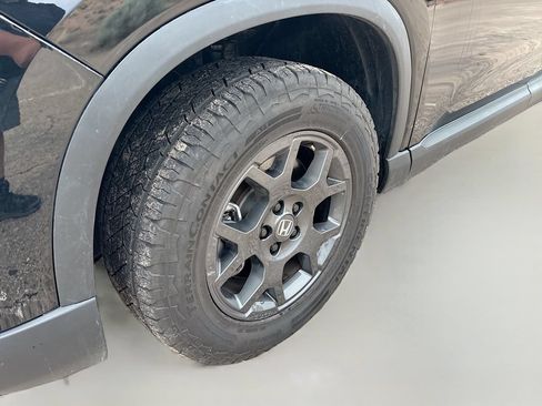 Used 2025 Honda Pilot TrailSport image 32