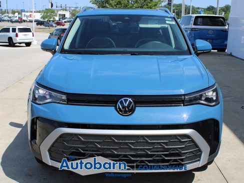 Used 2025 Volkswagen Taos SE AWD/4WD image 2