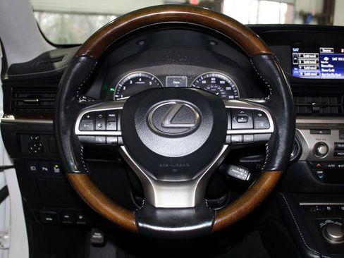 Used 2016 Lexus ES 350 w/ Luxury Package w/Wood Trim image 12
