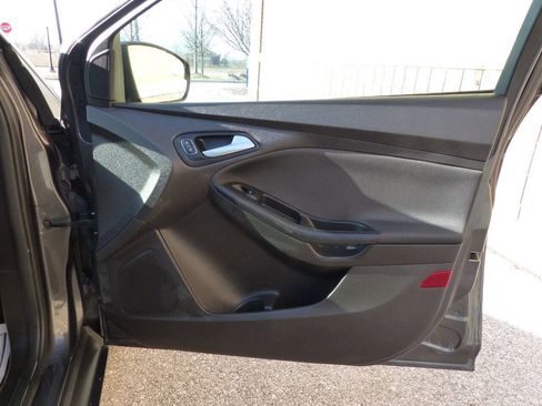 Used 2017 Ford Focus SE image 34