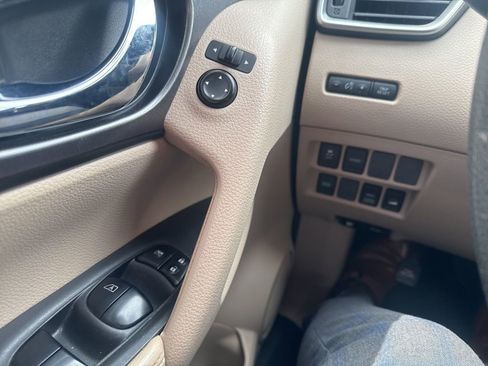 Used 2016 Nissan Rogue SV image 16