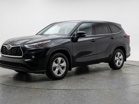 Used 2025 Toyota Highlander LE FWD image 3