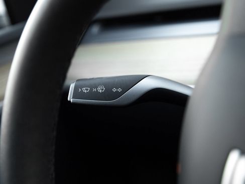 Used 2024 Tesla Model Y 2WD image 17