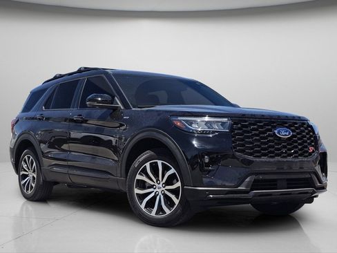 Used 2025 Ford Explorer ST-Line AWD/4WD image 2