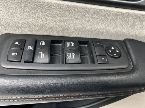 Used 2020 Chrysler Pacifica Touring-L image 12