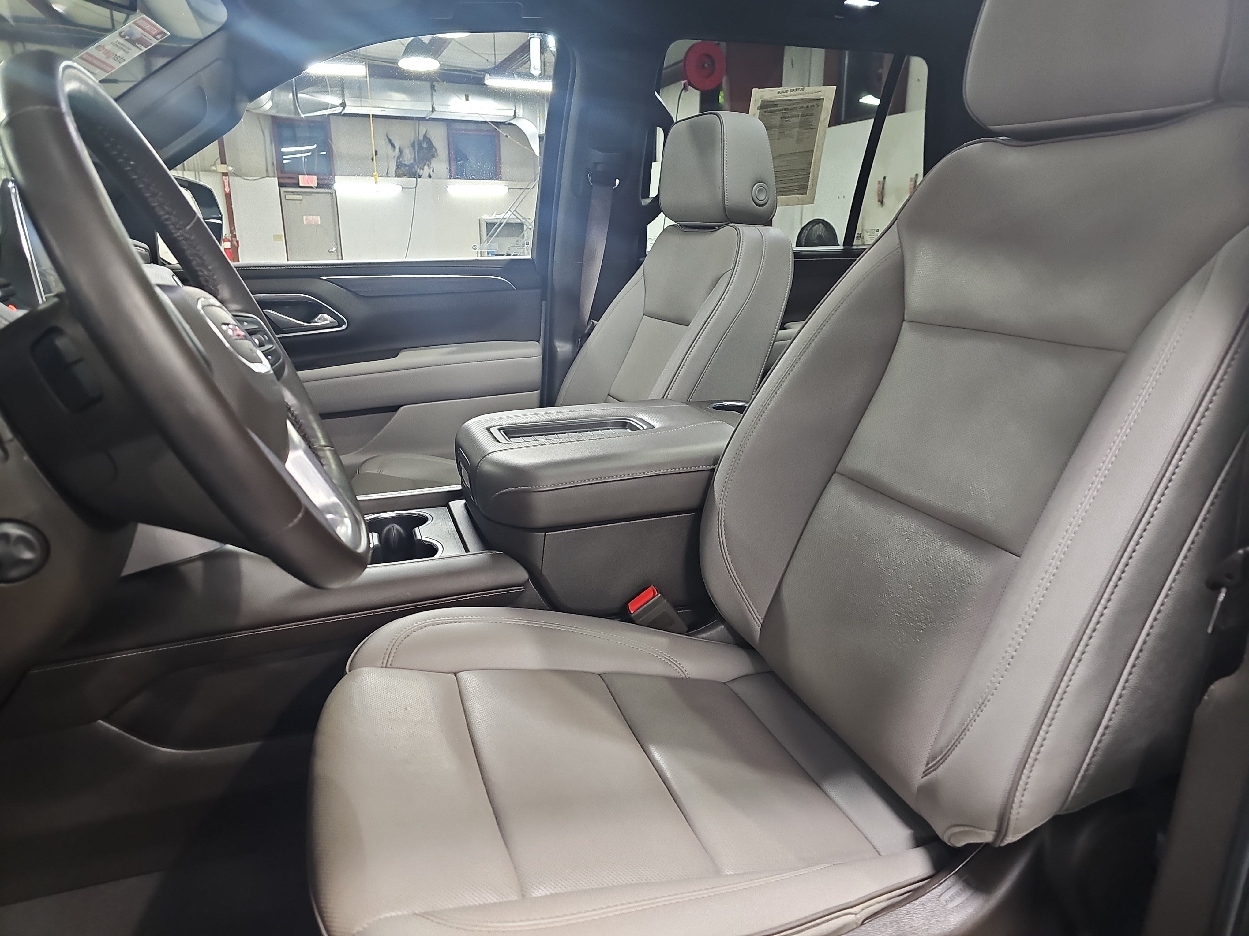 Used 2024 GMC Yukon SLT w/ SLT Luxury Package AWD/4WD image 15