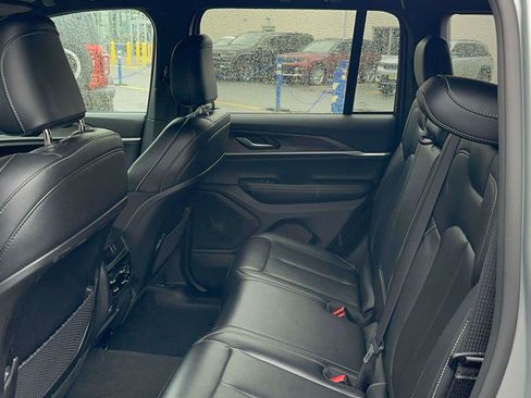 Used 2025 Jeep Grand Cherokee Limited AWD/4WD image 10
